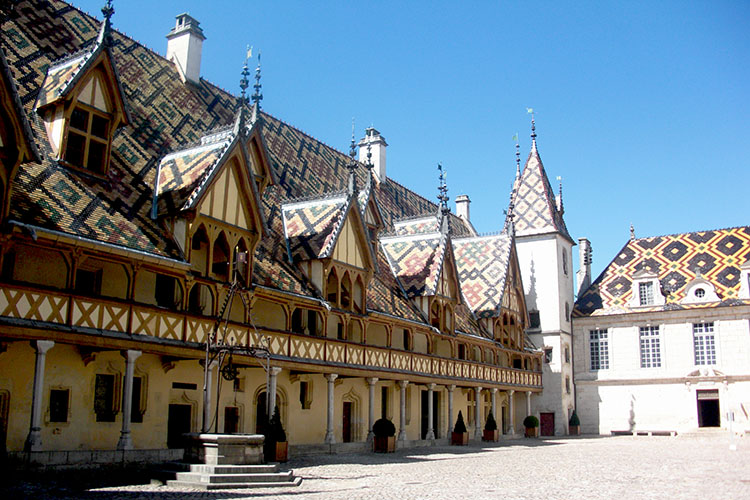 Tegole smaltate colorate sul tetto degli Hospices de Beaune