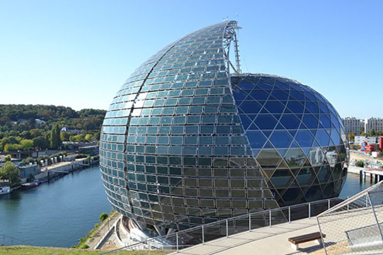 The La Seine Musicale project was entrusted to Shigeru Ban, the Japanese architect who won the Pritzker Prize in 2014.