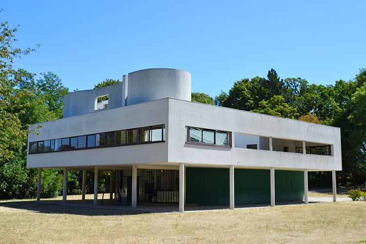 Ville Savoye est une résidence privée conçue par l'architecte rationaliste suisse Le Corbusier et construite entre 1928 et 1931 sur commande de Pierre Savoye.