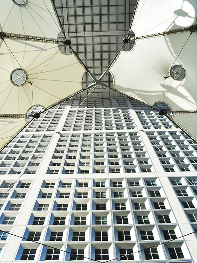 ll monumento simbolo della Defense è la Grande Arche, una moderna interpretazione dell’Arco di Trionfo.