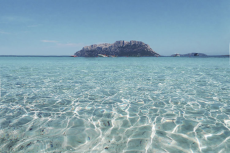 Sul promontorio a sinistra di Porto Istana ci sono tre splendide calette: Spiaggia Lauretta, le Tre sorelle e Spiaggia del Dottore