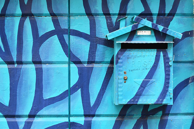 Posti colorati in Italia: le porte dipinte di Maccagno