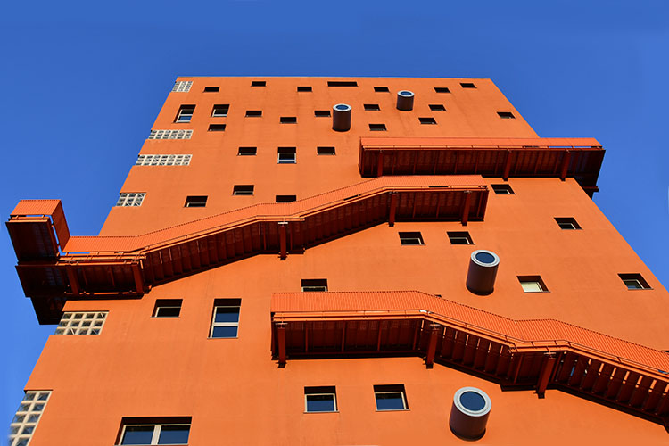 Edifici colorati nel mondo: IULM6 a Milano