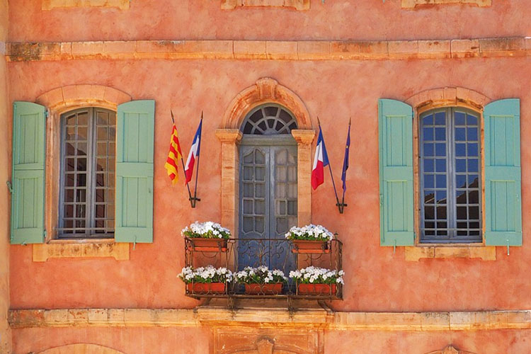 Place de la Mairie Roussillon Posti colorati nel mondo