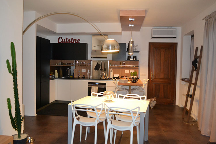 Ristrutturazione di un appartamento piccolo con soggiorno open space, cucina a vista, bagno effetto spa, camera e disimpegno con armadio a muro su misura.