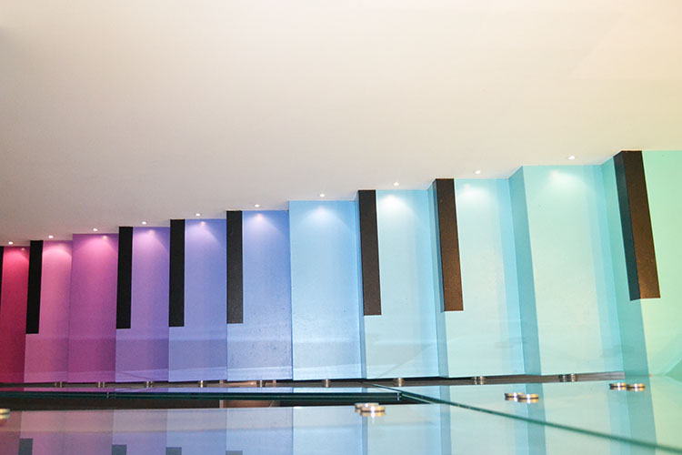 Scala interna colorata in casa moderna su due piani
