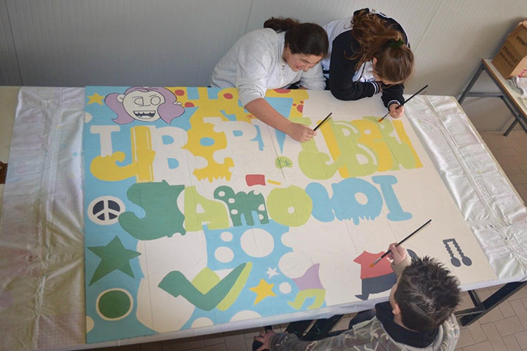 Murales in ceramica dedicati ai cantautori italiani a Borgo Ticino