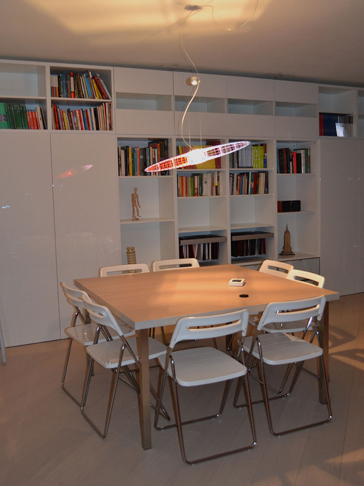 Ristrutturazione di uno studio di architettura a Oleggio con sala riunioni e lampada Titania di Luceplan.