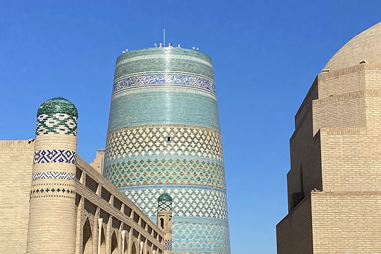 Il Kalta Minor, letteralmente “minareto corto”, sorprende per la sua forma massiccia e per il rivestimento quasi completo di piastrelle smaltate nei toni del turchese, blu e verde.