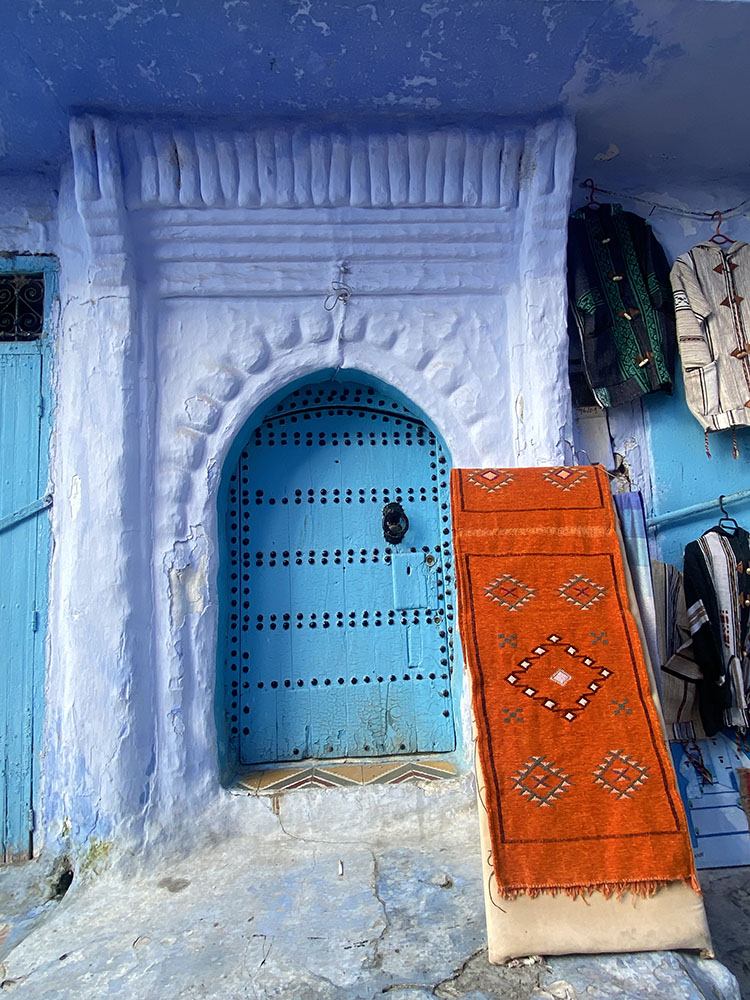 Porta tradizionale blu a Chefchaouen Marocco