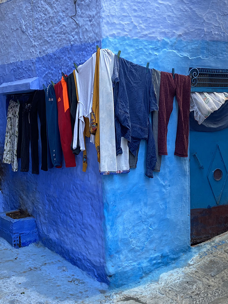caratteristici vicoli della medina dipinti nelle tonalità dell'azzurro e dell'indaco.
