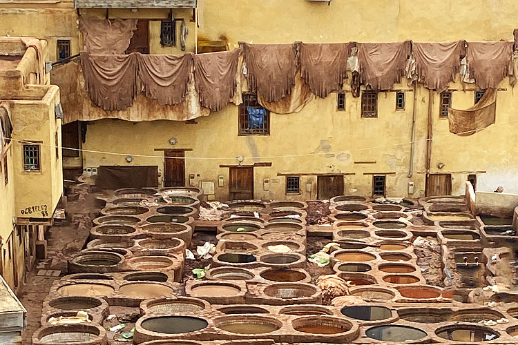Les tanneries de Fès représentent l'une des images les plus fortes de la relation entre architecture et travail.