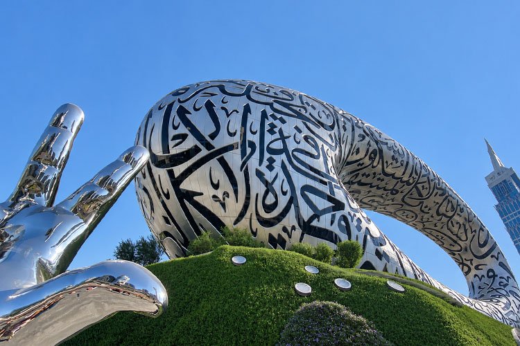 Museum of the Future di Dubai lungo Sheikh Zayed Road