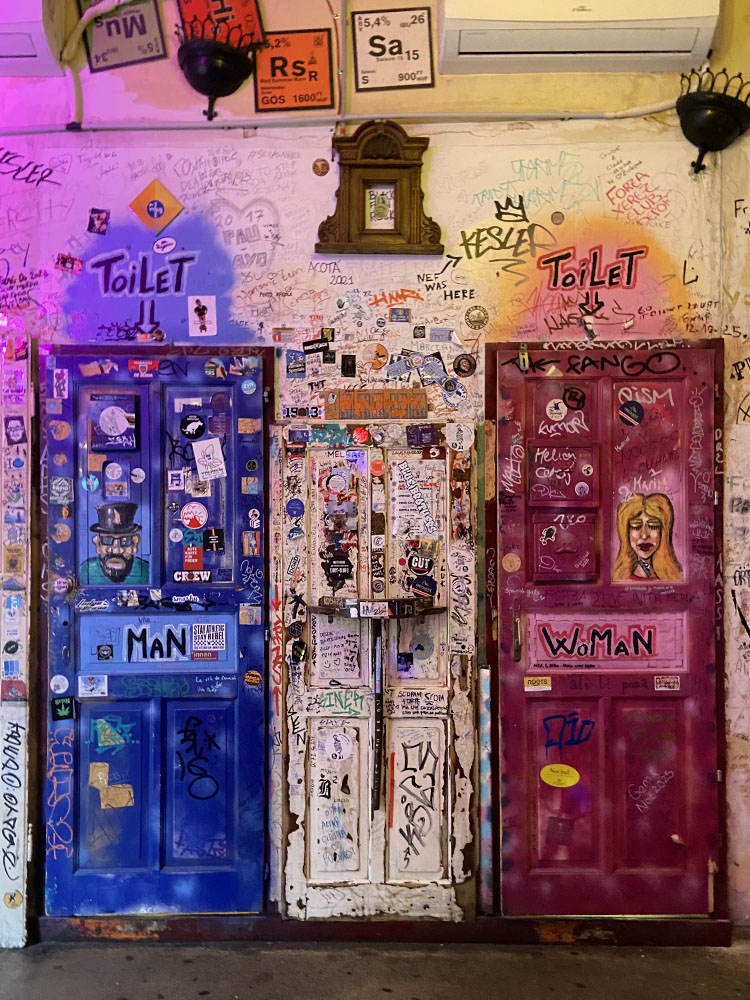 Dettagli, colori e oggetti apparentemente casuali costruiscono l’identità visiva dei ruin bar