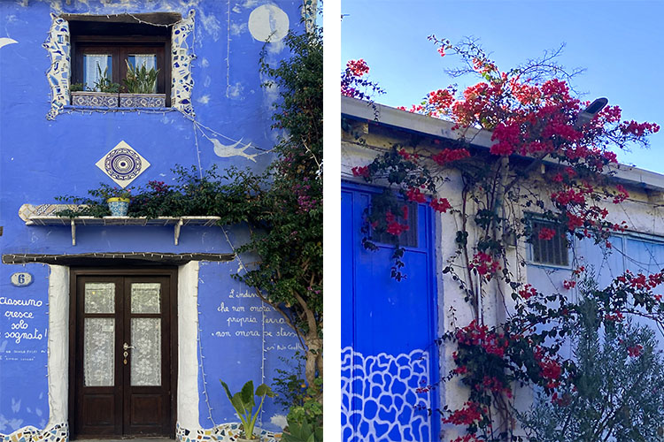 Facciata azzurra con mosaici a Borgo Parrini