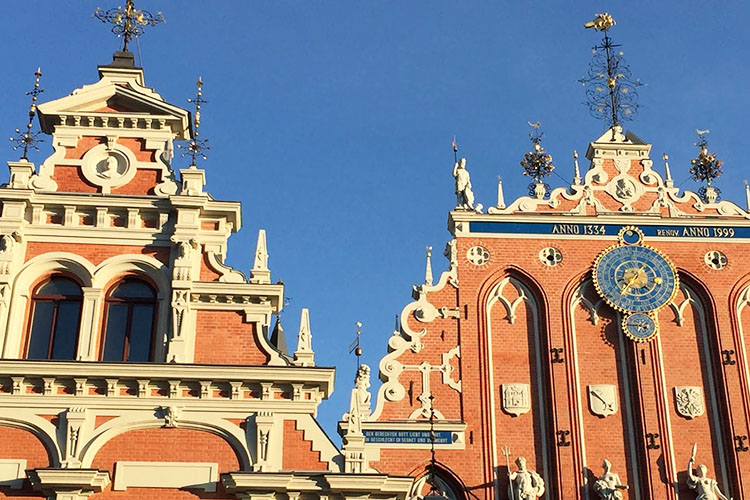 Nella Piazza del Municipio di Riga sorge La Casa delle Teste Nere