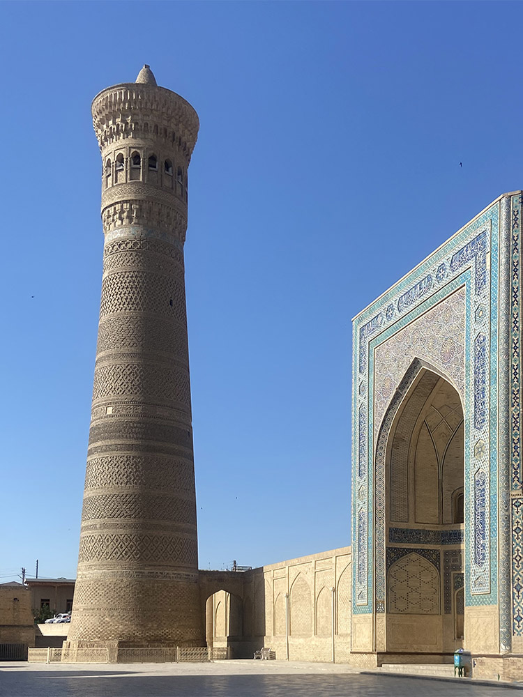 Il Minareto Kalyan, risalente al XII secolo, è uno dei monumenti più antichi e importanti della città.