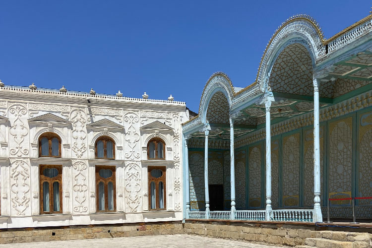 Gli ambienti della casa di un antico mercante di Bukhara, dove cortili, legni intagliati e decorazioni raccontano la vita privata delle famiglie più agiate.