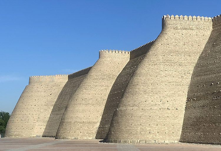 Le possenti mura dell’Ark, l’antica cittadella fortificata e per secoli sede del potere degli emiri di Bukhara.